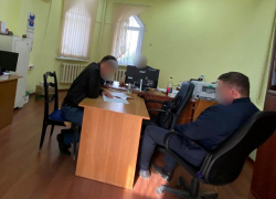 В селе под Астраханью чиновник заставил сотрудницу отдать премию 