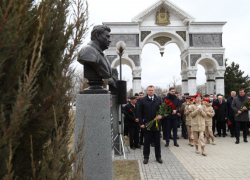 В Астрахани появился бюст первого губернатора