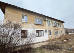 В селе под Астраханью на жилых домах обнаружили признаки аварийности