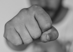 В Астраханской области ограбили и избили подростка