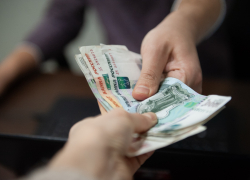 Администратор автомойки отобрал у 18-летнего астраханца деньги 
