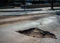 Астраханский губернатор лично знаком со многими ямами на дороге