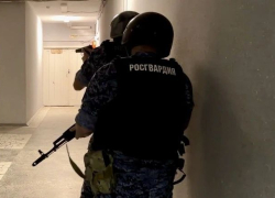 В астраханскую больницу пытался ворваться мужчина: не мог пережить расставания с друзьями 