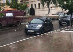 В центре Астрахани на машину рухнул столб