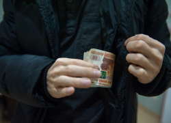 Астраханцы «подарили» мошеннику два миллиона рублей
