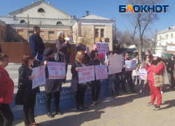 В Астрахани провели митинг в защиту людей от бездомных собак