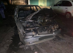 В Астрахани двое парней угнали машины и совершили поджог
