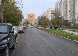 В Астрахани ремонтируют дорожное покрытие на улице Валерии Барсовой