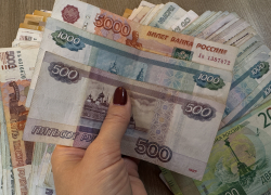 В Астрахани женщина отправила целую посылку денег