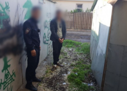 В Астрахани задержали вооруженного пневматом 45-летнего рецидивиста