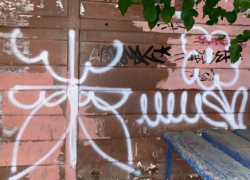 В центре Астрахани вандала поймали с поличным