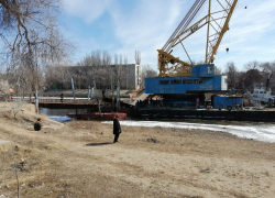 Затонувший мост в Астрахани подняли из воды 