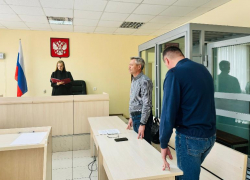 Сотрудник астраханской компании по вывозу мусора годами брал взятки