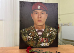 В Астрахани гвардейский класс получил имя участника СВО