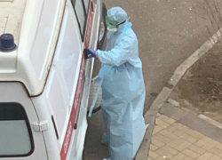 В Астрахани врачи скорой помощи приехали на вызов в спецодежде