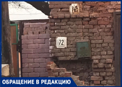 Жители улицы Казанской жалуются на лужу: из дома дореволюционной постройки течет несколько месяцев