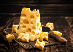 Московская организация поставляла в соцучреждения Астрахани сыр сомнительного качества