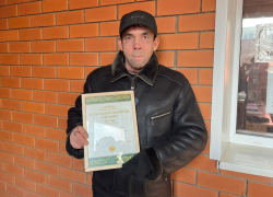 Водитель мусоровоза, спасший астраханку от стаи собак, награжден благодарственным письмом