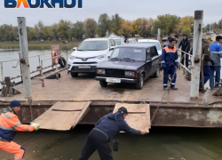 Жители Красноярского района под Астраханью вручную перетаскивают паром на другой берег
