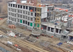 В одном из самых крупных районов Астрахани строят школу на тысячу мест