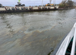 У астраханского порта разлили неизвестное вещество