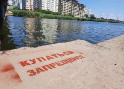 В Астрахани обновляют знаки о запрете купания