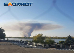 В Астрахани вырос огромный дымовой гриб