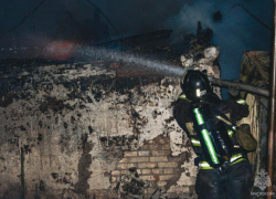 Крупный пожар в центре Астрахани тушили больше часа 43 спасателя