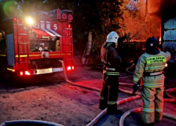 В Астрахани пожар перекинулся с машины на жилой дом