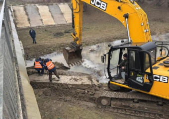 В Астраханской области из ерика Кушумбет достали бетонные плиты