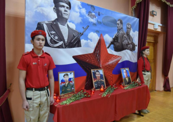 В астраханской школе № 27 открыли парту Героя России