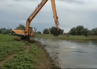 В Астраханской области не стали ждать и принялись расчищать водоем