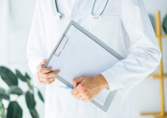 Нарколог помогла астраханцу остаться трезвым на бумаге за взятку