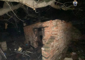 В Астрахани на пожаре в заброшенном сарае погиб бродяга