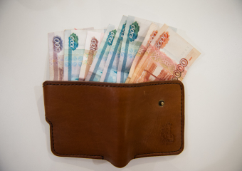 В Астрахани пристав списала долги своему сожителю