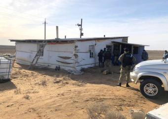 Астраханский фермер хранил под диваном оружие