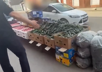 На рынке в Астрахани убрали картонные прилавки, мешавшие прохожим и водителям