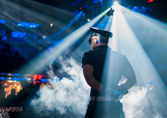 Полицейские, сорвав металлическую решётку, спасли астраханку из огня