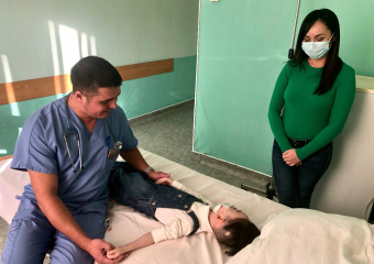 «Рука отекла и посинела»: астраханские медики спасли девочку от ампутации