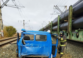 Роковая встреча: поезд протаранил газель в Астраханской области