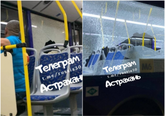 В Астрахани хулиганы подрались с мужчиной и разбили окно нового автобуса