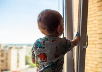 В Астрахани 3-летний малыш выпал из окна 9 этажа