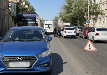 Дети выбежали на дорогу в центре Астрахани и спровоцировали ДТП