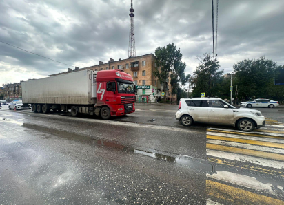 В Астрахани грузовик прижал легковой автомобиль, есть пострадавшие