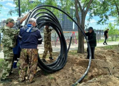В Астрахани на набережной Приволжского Затона устанавливают поливочный водопровод