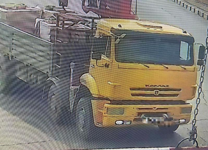 В Астрахани большегрузы продолжают ломать Старый мост