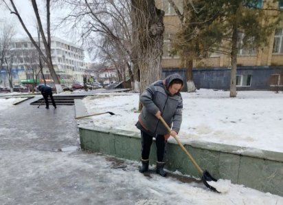 Коммунальные службы города продолжают уборку улиц от снега и талой воды