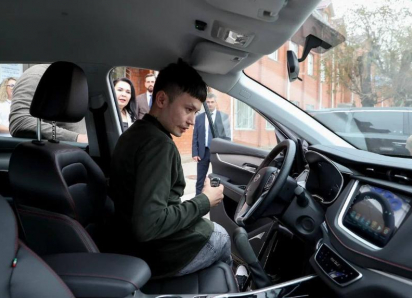 Астраханцу-ветерану СВО подарили адаптированный кроссовер в рамках поддержки