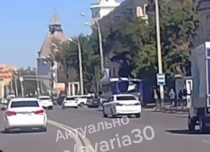 Гнал по встречке несмотря ни на что: в Астрахани опытный водитель удивил всех