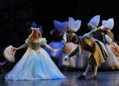 Астраханским детям провели благотворительную елку и показали сказку